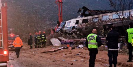 Τέμπη: 32 νεκροί και 85 τραυματίες από τη μετωπική σύγκρουση τρένων