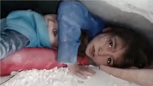 Συρία: Συγκλονίζει βίντεο με κοριτσάκι που προστατεύει τον αδερφό του κάτω από τα συντρίμμια - Ο διάλογος με τον διασώστη