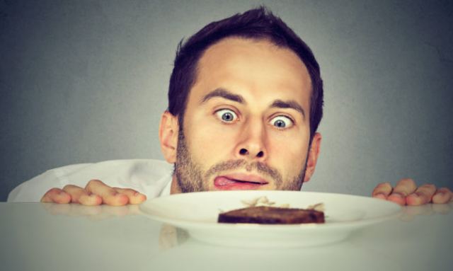 Εθισμός στο φαγητό: Ποιες τροφές είναι εθιστικές – Συμπτώματα και θεραπεία