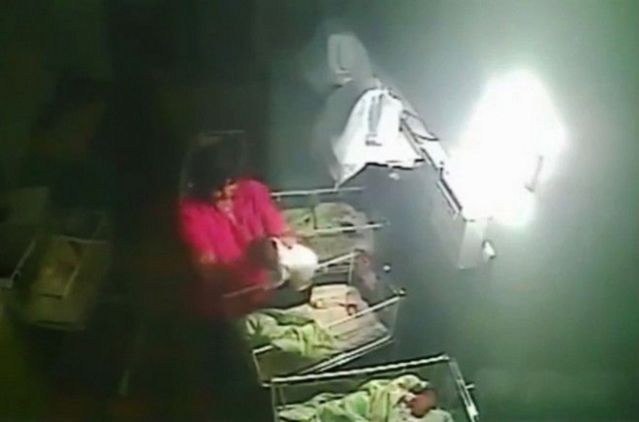 Εξοργιστικό βίντεο: Νοσοκόμα κακοποιεί βάναυσα μωρό τεσσάρων ημερών