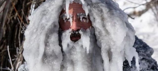 Μπήκε στο νερό για σέρφινγκ με -34℃ και βγήκε παγοκολώνα -Απίστευτο σκηνικό [εικόνες]