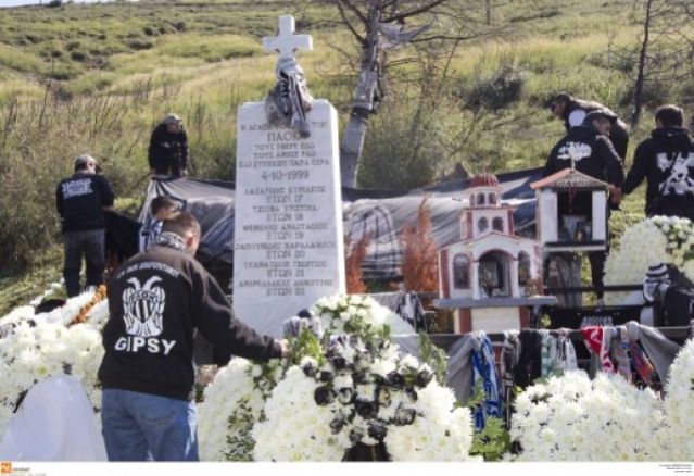 ΠΑΟΚ: Βεβηλώθηκε το μνημείο στα Τέμπη