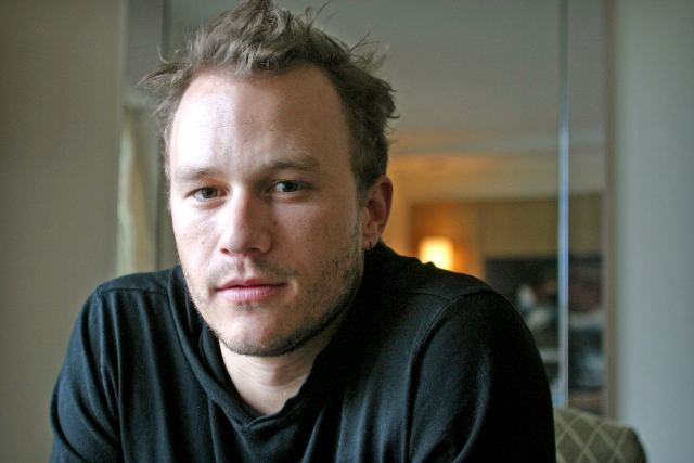«Εκείνος έφταιγε»: Ο πατέρας του Heath Ledger μιλά για τον θάνατο του γιου του
