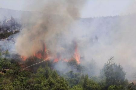 Πλησιάζει σπίτια η φωτιά στη Νέα Πέραμο - Μεγάλη αναζωπύρωση στα Δερβενοχώρια, μάχη στο πύρινο μέτωπο στο Λουτράκι