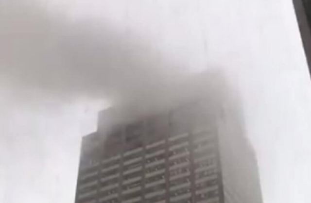 Ελικόπτερο συνετρίβη σε κτίριο στη Νέα Υόρκη