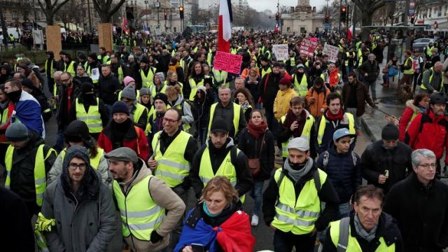 Γαλλία: Η «λευκή» πορεία των «κίτρινων γιλέκων»