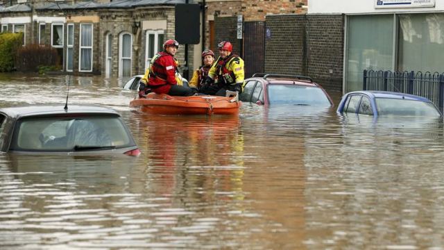 Η καταιγίδα Φρανκ «πνίγει» την Βρετανία: σκηνές χάους