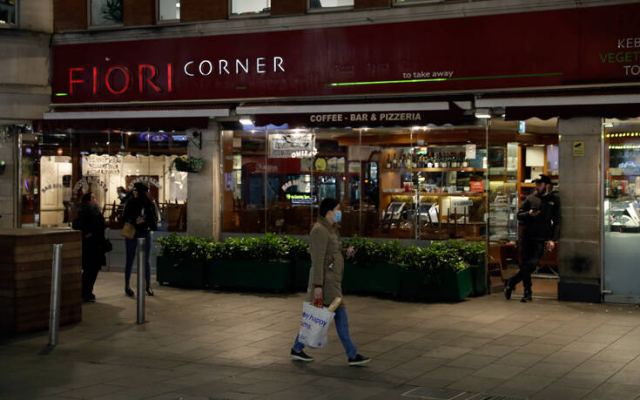Κορωνοϊός: Πανικόβλητοι οι Βρετανοί αδειάζουν τα ράφια - Περιορισμούς στις αγορές επιβάλλουν τα σούπερ μάρκετ
