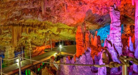 Σπήλαιο Σφενδόνη: Ένα από τα πιο εντυπωσιακά σπήλαια της χώρας