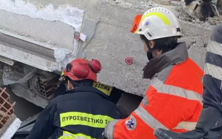 Σεισμός στην Τουρκία: Η στιγμή που διασώστες βγάζουν τη μικρή Ελένη από τα συντρίμμια μετά από 68 ώρες (ΒΙΝΤΕΟ)