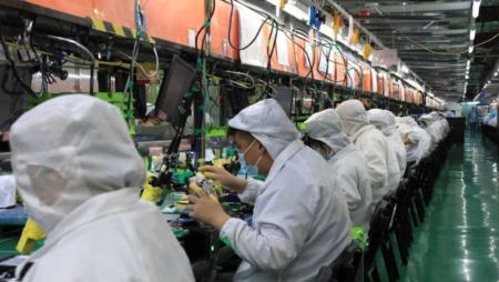 Στα κόκκινα η παραγωγή των iPhone 15: Τα εργοστάσια συναρμολόγησης προσλαμβάνουν κατά κύματα