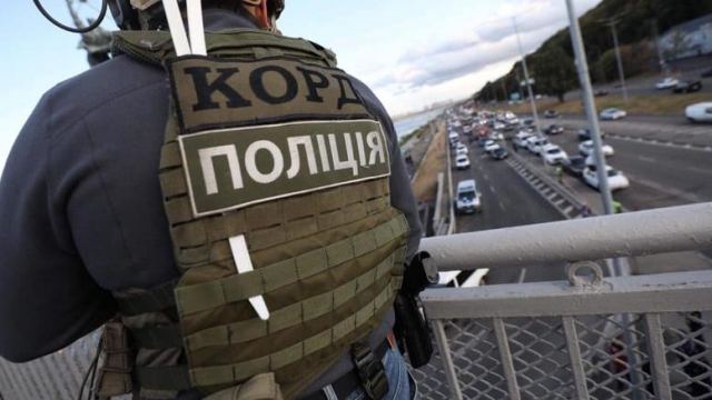 Άνδρας απειλεί να ανατινάξει γέφυρα στο Κίεβο - Video