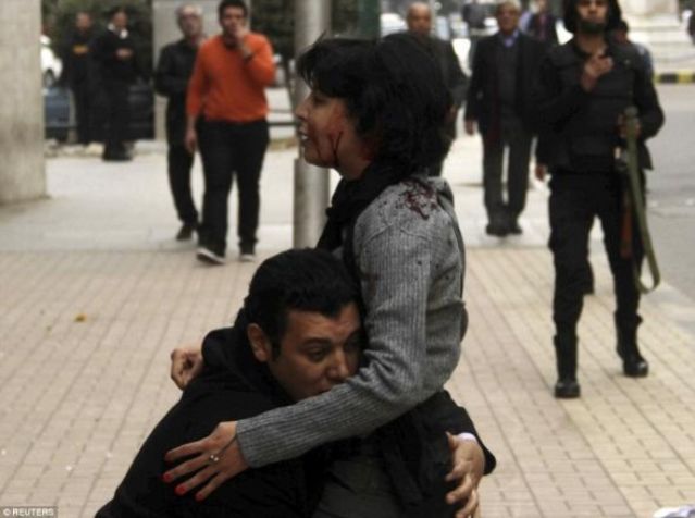 ΣΟΚ – Αίγυπτος – Διαδηλώτρια πεθαίνει στην αγκαλιά αγνώστου - ΦΩΤΟ