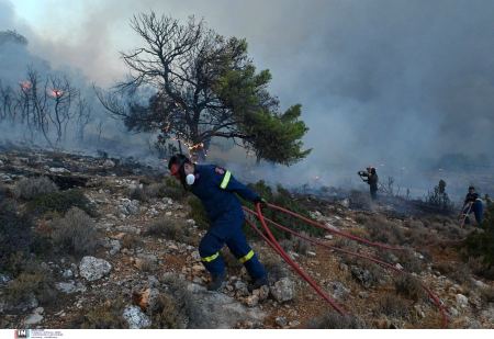 Οριοθετήθηκε η φωτιά στα Πιέρια Όρη – Παραμένει στην περιοχη η Πυροσβεστική