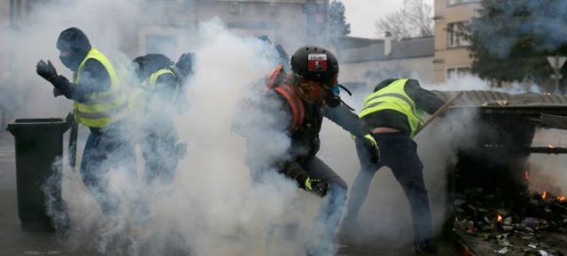 Νέες συγκεντρώσεις των «Κίτρινων Γιλέκων» στη Γαλλία – Κατά των αστυνομικών βιαιοτήτων
