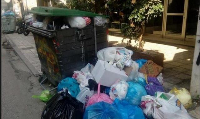 Σκουπίδια στην οδό Αμφικτυόνων στη Λαμία