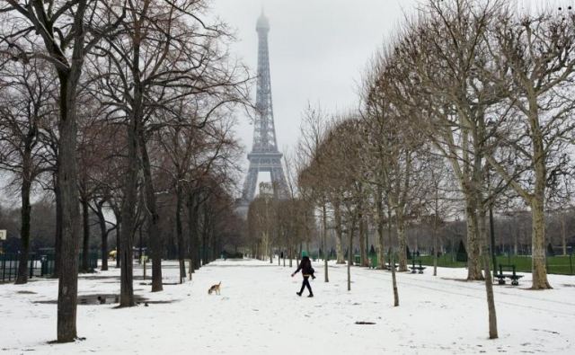 Χιονιάς «σαρώνει» την Γαλλία! Έκλεισε ο πύργος του Άιφελ