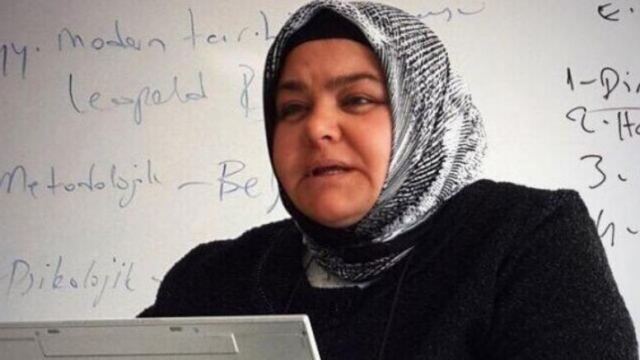 Υπουργός με μαντήλα για πρώτη φορά στην ιστορία της Τουρκίας