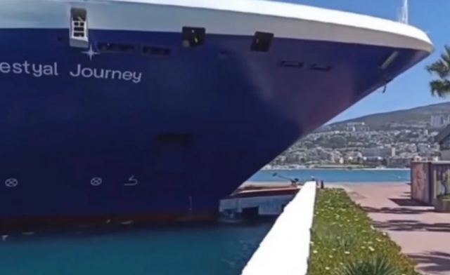 Η στιγμή που κρουαζιερόπλοιο πέφτει σε προβλήτα στην Τουρκία: Η απεγνωσμένη προσπάθεια να το «σώσουν» (ΒΙΝΤΕΟ)
