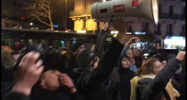 Διαδηλωτές επιχείρησαν να «λιντσάρουν» τον Μακρόν-Φυγαδεύτηκε από θέατρο