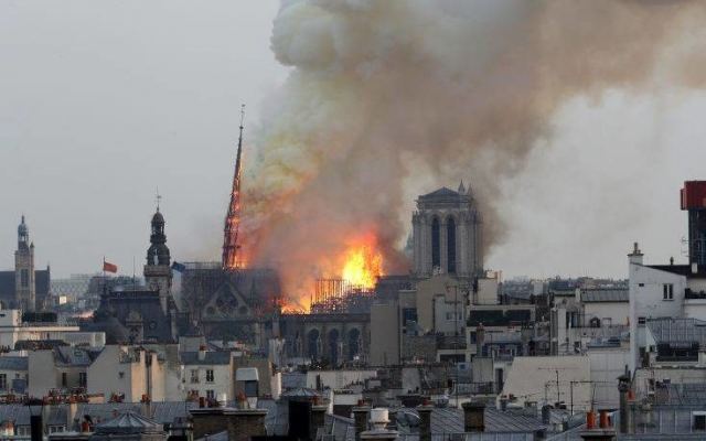 Κατέρρευσε η οροφή της Παναγίας των Παρισίων από τη μεγάλη φωτιά