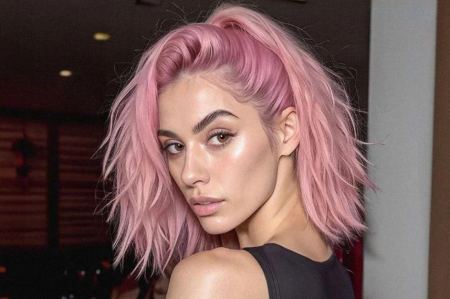 Το πανέμορφο μοντέλο με τα ροζ μαλλιά που κερδίζει έως και 10.000 ευρώ τον μήνα αλλά δεν είναι αληθινό