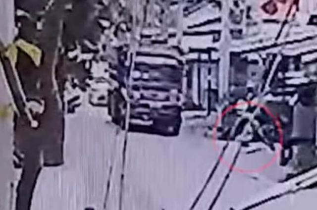 Ταϊλάνδη: Σοκαριστικό βίντεο – Φορτηγό παρασύρει βρέφος οκτώ μηνών