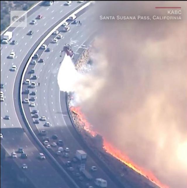 Καλιφόρνια: Απίστευτο βίντεο με την φωτιά να απειλεί αυτοκίνητα εν κινήσει