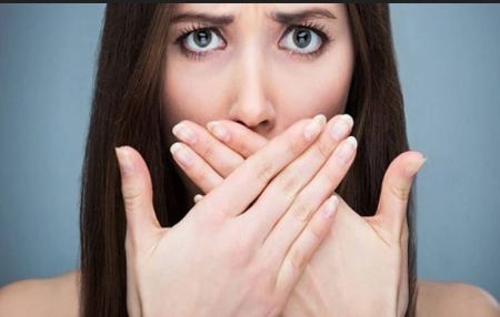 Πώς να καταπολεμήσεις την κακοσμία στόματος με φυσικούς τρόπους