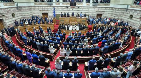 O «χάρτης» της Βουλής μετά τις «καραμπόλες» - Οι 300 βουλευτές - Το ΚΚΕ παίρνει μία έδρα από τον ΣΥΡΙΖΑ