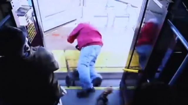 Τρομακτικό βίντεο: Γυναίκα σπρώχνει 74χρονο από λεωφορείο, πέφτει στο πεζοδρόμιο και σκοτώνεται