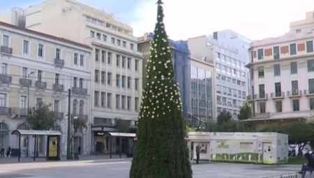 Πλατεία Κλαυθμώνος: Άγνωστοι «έγδυσαν» το Χριστουγεννιάτικο δέντρο – Έκλεψαν τα μισά στολίδια