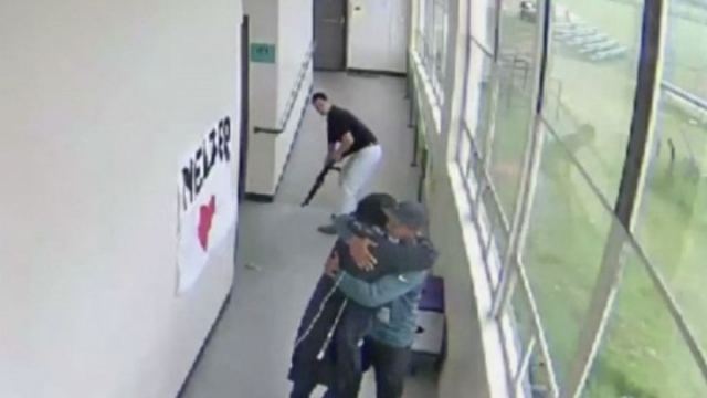 Καθηγητής αφοπλίζει μαθητή σε σχολείο του Όρεγκον - Τον κρατούσε αγκαλιά για να ηρεμήσει - ΒΙΝΤΕΟ