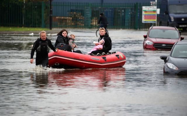 Εγκαταλείπουν τα σπίτια τους στη βόρεια Αγγλία υπό τον φόβο φονικών πλημμυρών