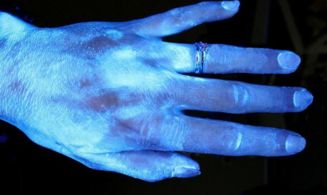 Σωστό πλύσιμο χεριών: Έτσι φεύγουν τα περισσότερα βακτήρια - Τεστ με υπεριώδες φως