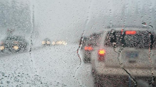 Καταρρακτώδεις βροχές και προβλήματα σε ηλεκτροδότηση στο Βόλο