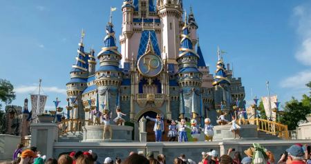 Επιχειρηματίας έκανε δώρο στους εργαζομένους του ταξίδι στην Disneyland - Πληρώνει τα έξοδα για 10.000 άτομα!