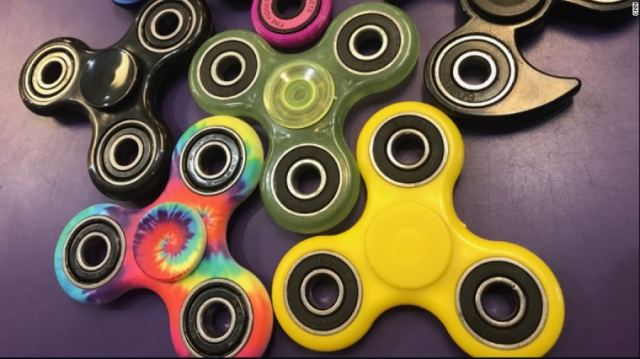 Fidget spinners: Η σβούρα που έχει ξετρελάνει τη νεολαία!