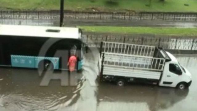 Χάος στην Κωνσταντινούπολη από την έντονη βροχόπτωση - Πλημμύρες στο Μεγάλο Παζάρι