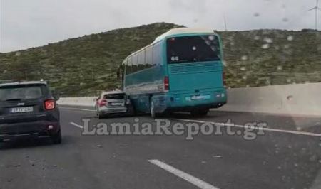 Σύγκρουση αυτοκινήτου με λεωφορείο στην εθνική οδό (ΒΙΝΤΕΟ)