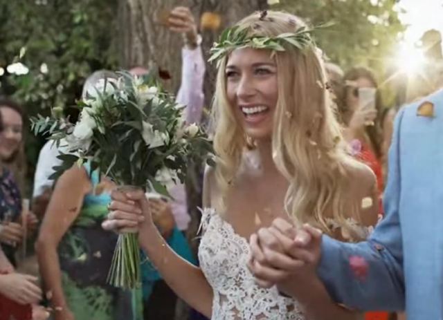 Κρήτη: Εκπληκτικός γάμος με παραμυθένιες σκηνές – Η κούκλα νύφη πραγματοποίησε το όνειρό της – video