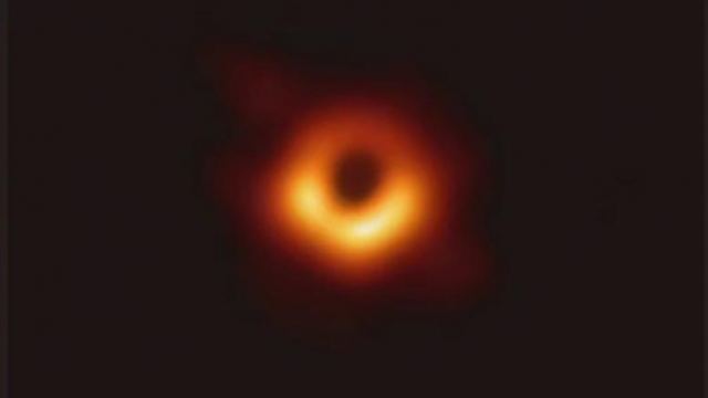 Ιστορική στιγμή: Η NASA δημοσίευσε την πρώτη φωτογραφία της μαύρης τρύπας - Δείτε LIVE