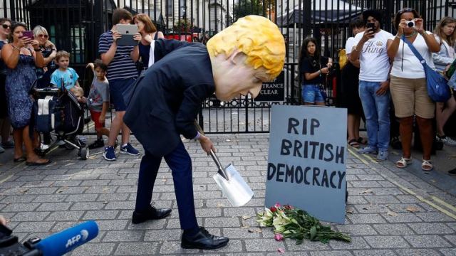 Βρετανία: Θύελλα αντιδράσεων για το κλείσιμο του Κοινοβουλίου