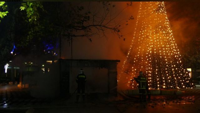 Κάηκε ολοσχερώς η φάτνη στην πλατεία της Λάρισας (ΦΩΤΟ)