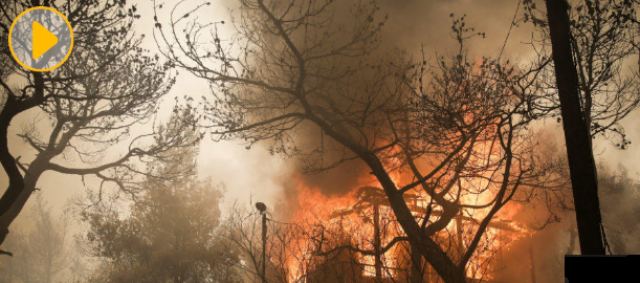 Πύρινος εφιάλτης στην Κινέτα - Κάτοικοι εγκαταλείπουν τα σπίτια τους - Οι φλόγες έχουν φτάσει στις αυλές! - Καπνοί σε όλο το λεκανοπέδιο