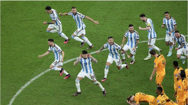Μουντιάλ 2022 - Η πιο «δυνατή» φωτογραφία: Οι Αργεντινοί πανηγυρίζουν προκλητικά στα... μούτρα των Ολλανδών!