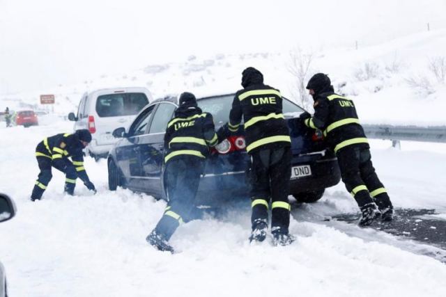 «Χάος» από τον χιονιά στην Ισπανία: Οικογένειες εγκλωβίστηκαν στα αυτοκίνητά τους μέσα στο κρύο για ώρες