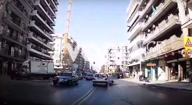 Βίντεο σοκ: Αυτοκίνητο παρασύρει γυναίκα στη Θεσσαλονίκη