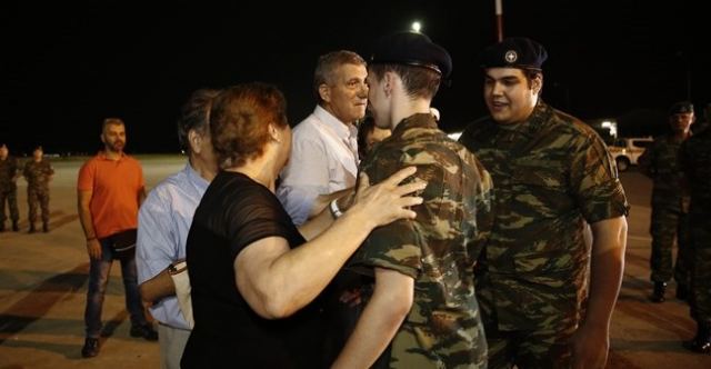 Ελεύθεροι οι δύο Έλληνες στρατιωτικοί - Εικόνες από την υποδοχή στην πατρίδα