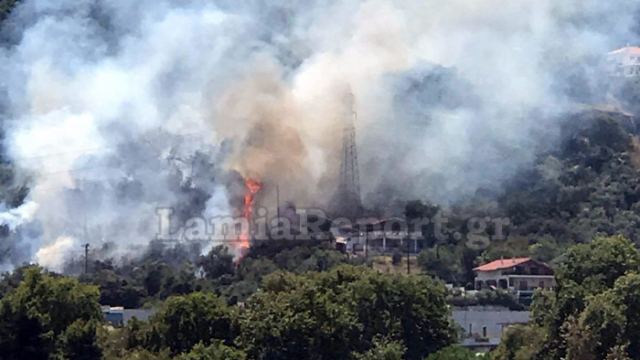 Καμένα Βούρλα: Απειλήθηκαν σπίτια από τη φωτιά - Πρόλαβαν τα χειρότερα - ΦΩΤΟ